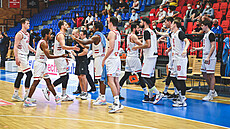 Nymburští basketbalisté se radují během zápasu s Brnem.