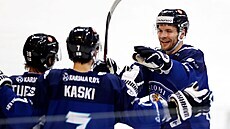 Finský hokejista Teemu Turunen oslavuje svj gól se spoluhrái.