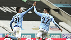 Ferrán Torres (vlevo) a Joao Cancelo oslavují trefu Manchesteru City.