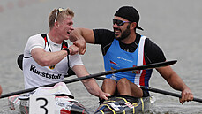 Kajaká� Jacob Schopf (vlevo) slaví triumf na kilometru v Szegedu, vpravo je...