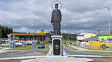 Socha Jana Nepomuckého byla odhalena na kruhovém objezdu na okraji m�sta k...