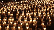 Svíky v kritizovaných plastových kelímcích pi pietním aktu za obti pandemie...