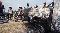 Spálené policejní auto po tvrteních nepokojích muslimských vících, kteí se...