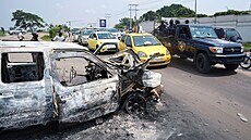 Spálené policejní auto po tvrteních nepokojích muslimských vících, kteí se...