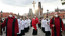 Stovky lidí v sobotu 15. kvtna v Praze oslavily 300. výroí od blahoeení...