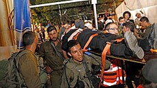 Desítky zranných si vyádalo zhroucení ochozu v synagoze u Jeruzaléma. Uvnit...
