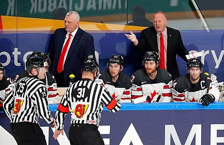 Hlavní kou kanadských hokejist Gerard Gallant (vpravo nahoe) se zlobí na...