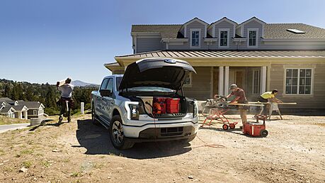 Ford F-150 Lightning má velký paerácký prostor v pídi o objemu 399 l.