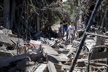 Obyvatelé se schovávají ped raketovou palbou z Gazy (24. kvtna 2021)