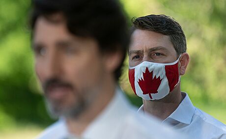Kanadský poslanec William Amos za premiérem Justinem Trudeauem (19. ervna 2020)