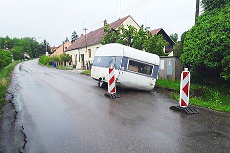 Obytný pívs odvezly holické technické sluby za asistence mstské policie na...