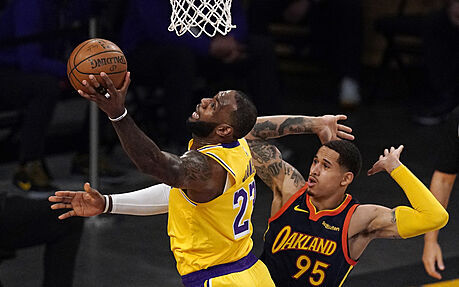 LeBron James z Los Angeles Lakers zakonuje, proti nmu Juan Toscano-Anderson z...