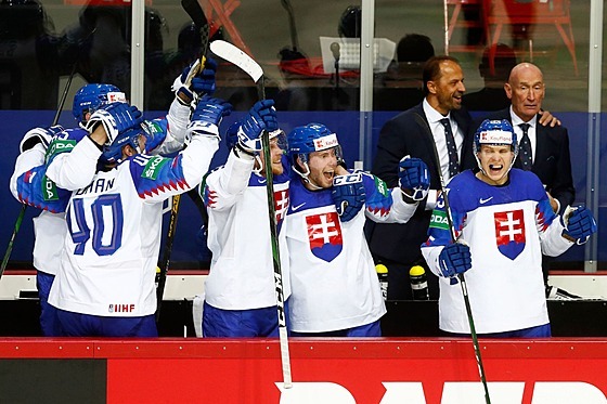 Slovenští hokejisté slaví velké vítězství nad Ruskem. V pozadí zcela vpravo...