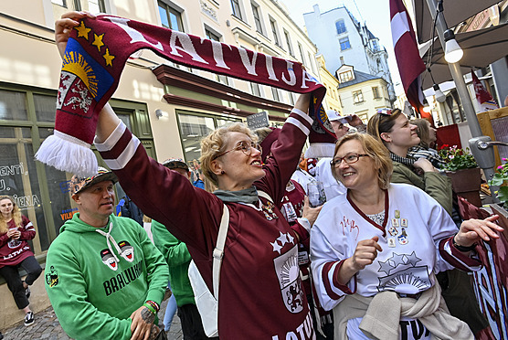 Fanoušci Lotyšska se radují z gólu před restaurací v centru Rigy 24. května...