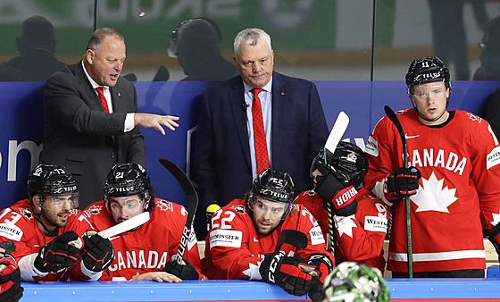 Kanadský trenér Gerard Gallant (vlevo) diriguje hráe