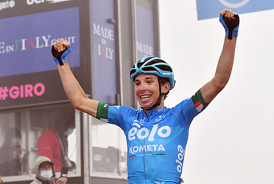 Lorenzo Fortunato slaví vítzství ve 14. etap na Giro d'Italia.