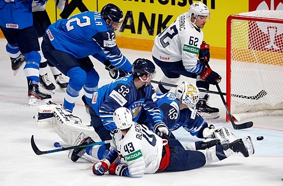 Stav nejvyššího ohrožení před brankou Finska (v modrém) v utkání proti USA