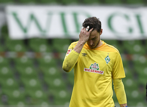 Werder Brémy po 41 letech sestupuje z Bundesligy. Na fotografii eský branká...