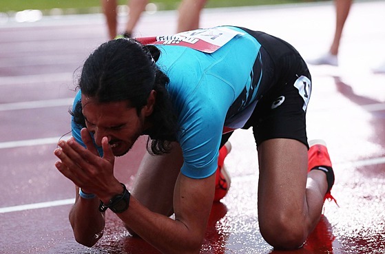 Dojatý panlský bec Mohammed Katir vítzí v závod na 5000 metr na mítinku...