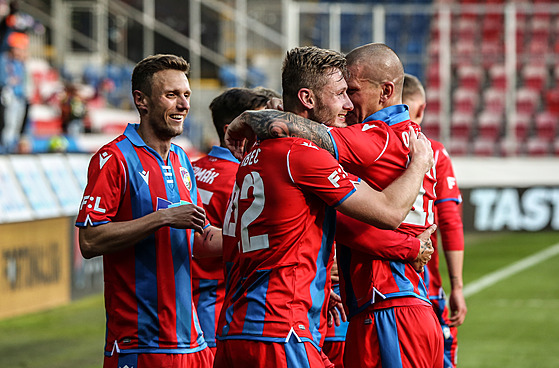 Plzetí fotbalisté se radují z gólu v zápase proti Baníku Ostrava.