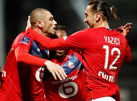Angers vs. Lille: Burak Yilmaz (velvo) slaví druhý gól Lille s Yusufem Yazicim...