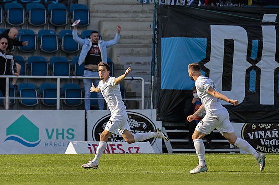 Luká Sadílek (vlevo) se raduje ze svého gólu, kterým poslal Slovácko do vedení...