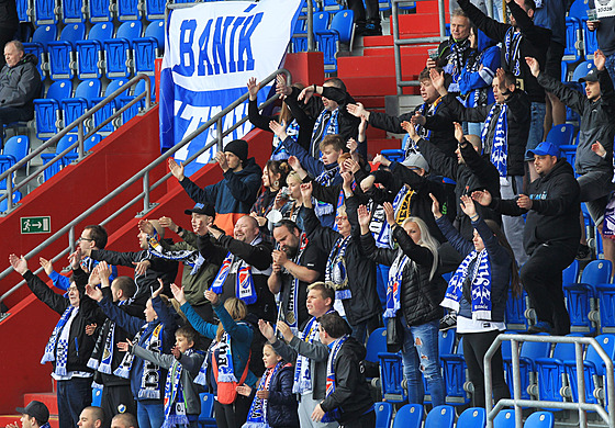 Fanouci Baníku Ostrava sledují zápas proti Karviné.