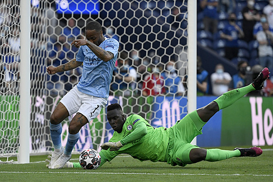 Branká Chelsea Édouard Mendy zasahuje proti anci Manchesteru City.