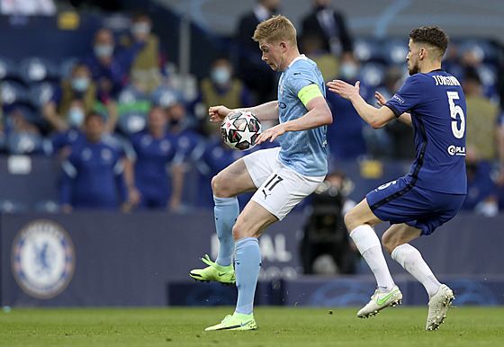 Kapitán Manchesteru City Kevin De Bruyne (vlevo) se sna�í zpracovat balon,...
