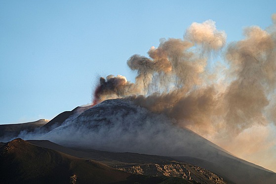 Italská sopka Etna se opt probudila k ivotu. V letoním roce u podruhé, pi...