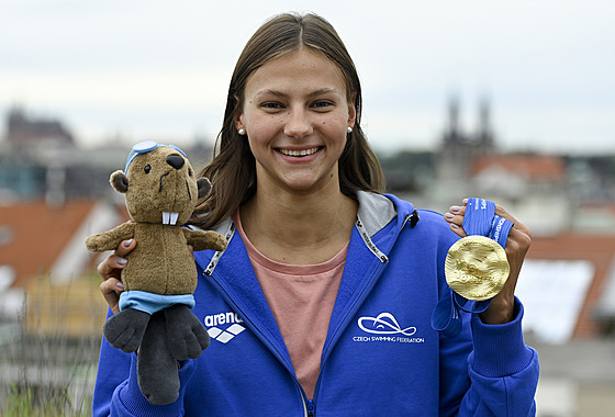 Plavkyn Barbora Seemanová pózuje se zlatou medailí z mistrovství Evropy v...