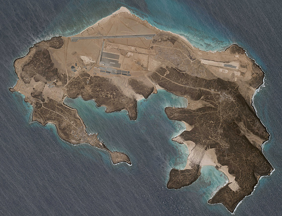 Satelitní fotografie jemenského ostrova Perim, na kterém vyrstá tajemná...