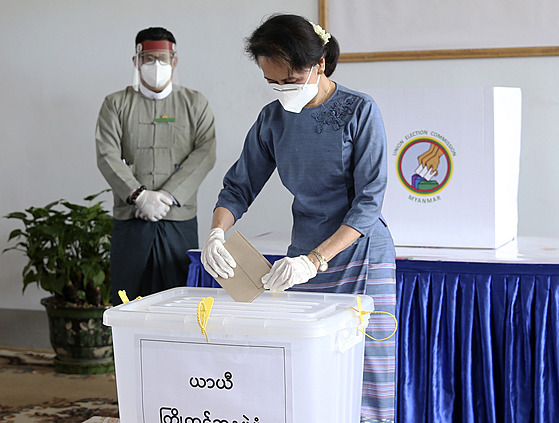 Barmské vdkyn a nositelky Nobelovy ceny za mír Do Aun Schan Su ij hlasuje v...