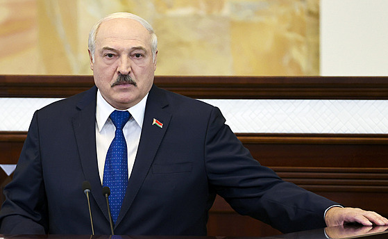 Běloruský prezident Alexandr Lukašenko se před parlamentem vyjadřuje ke kauze...