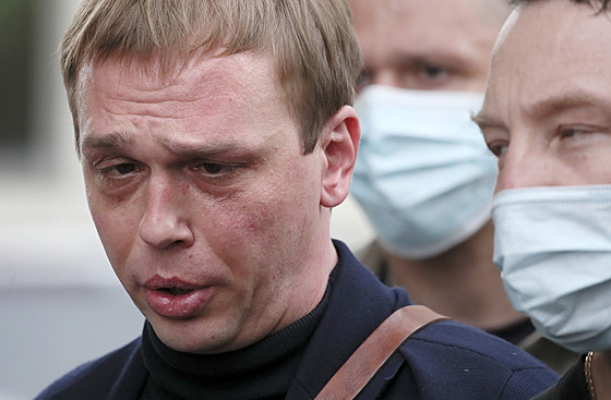 Nespravedliv uvznný noviná Ivan Golunov odchází od moskevského soudu, který...