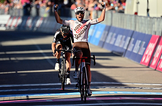Andrea Vendrame se raduje z vítězství ve dvanácté etapě Gira.