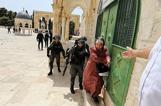 Izraelská policie znovu zasahuje na Chrámové hoe v Jeruzalém. (21. kvtna...