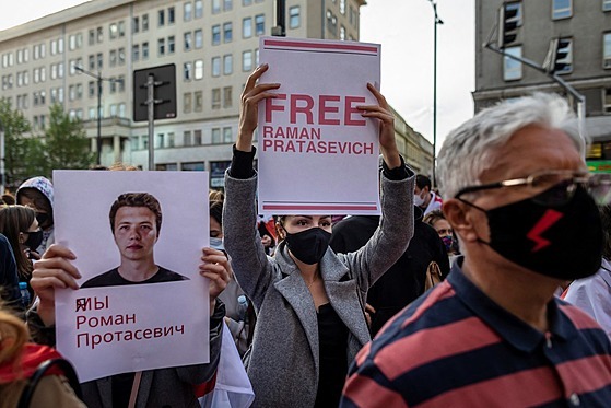 Poláci a Blorusové ve Varav protestují proti zatení bloruského disidenta a...