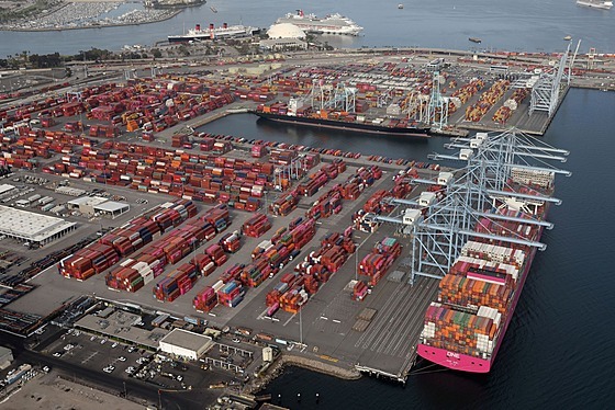 Místo vykládky lodních kontejner v pístavu v Los Angeles (7. dubna 2021)
