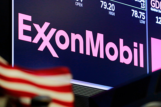 Logo ExxonMobilu na newyorské burze cenných papír.