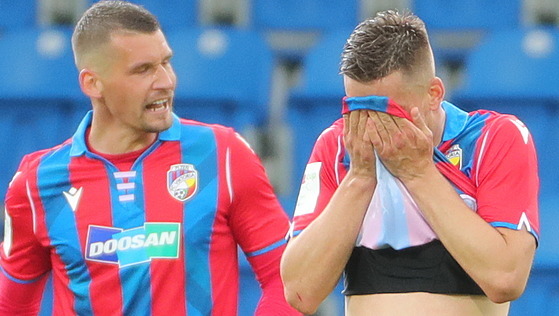 Plzetí Luká Hejda (vlevo) a Luká Kalvach poté, co ve finále poháru proti...