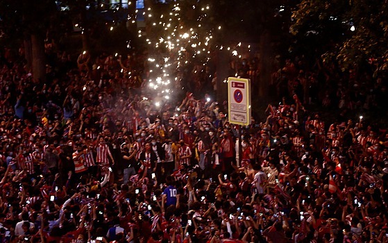 Fanouci Atlétika Madrid se v centru hlavního msta seli, aby oslavili...