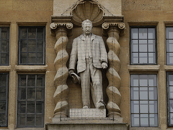 Britská Oxfordská univerzita neodstraní z jedné ze svých budov sochu britského...