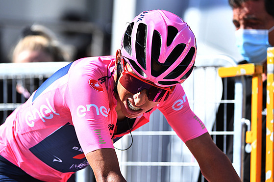 PRVNÍ KRIZE. Egan Bernal v cíli 17. etapy Gira.