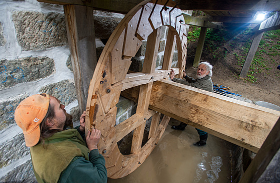 Sekerníci František a Petr Mikyškovi instalovali nové dubové vodní kolo na...
