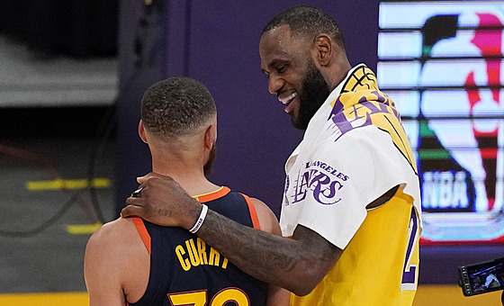 Superhvzdy LeBron James a Stephen Curry ve smílivém rozhovoru po utkání...