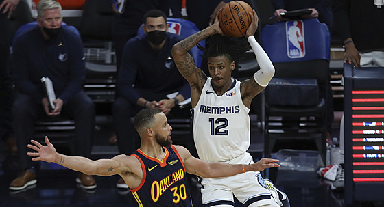 U míe Ja Morant z Memphisu, brání ho Stephen Curry z Golden State.