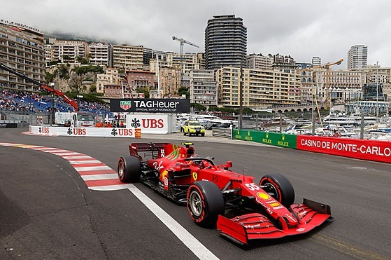 Carlos Sainz v kvalifikaci na Velkou cenu Monaka formule 1.