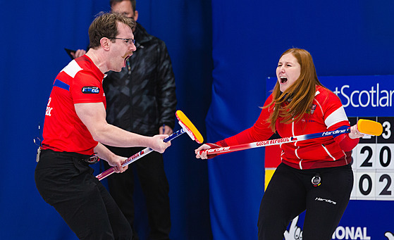 Tomáš a Zuzana Paulovi slaví na mistrovství světa v curlingu smíšených dvojic v...