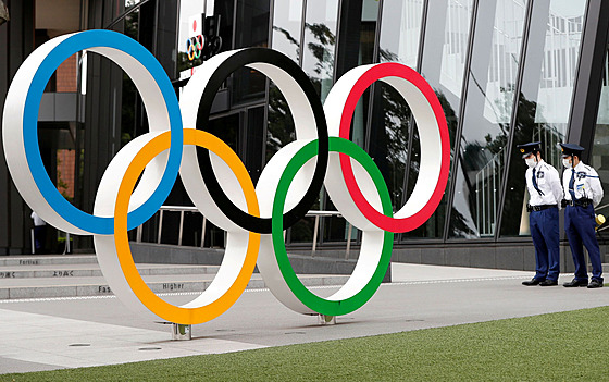 Obří olympijské kruhy v Tokiu střežené ochrankou.